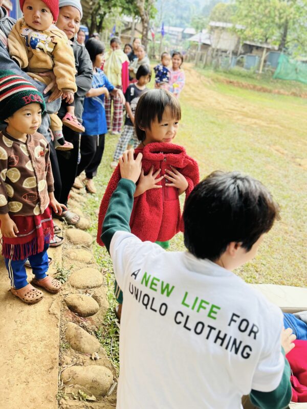 「タイ北部の山岳地帯の人々に防寒着を届ける様子」出所：UNIQLO (Thailand) Co., Ltd.