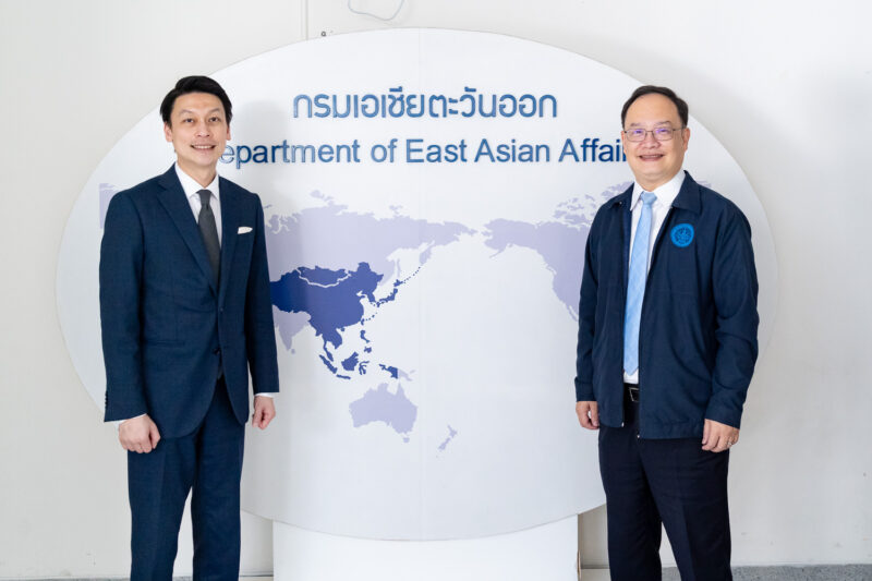 mediatorのガンタトーンCEO（左）、タイ外務省東アジア局のチャットチャイ局長（右）