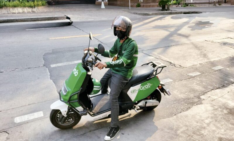 電動二輪車に乗るバンコクのGrabのドライバー（THAIBIZ編集部撮影）