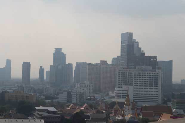 PM2.5の濃度が全50地区で政府の環境基準を超えた12日のバンコク（NNA撮影）