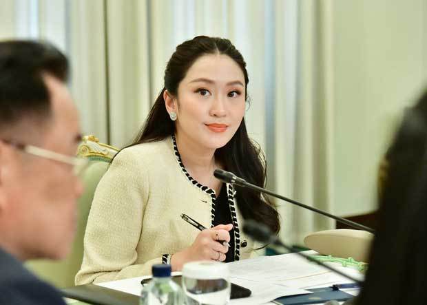 タイのぺートンタン首相は19日、北部および西部の森林火災による大気汚染悪化を懸念して緊急会合を開いている（タイ国政府提供）