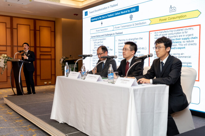 AZEC-SAVEプラットフォーム記者発表会では、JBICバンコクの宮口首席駐在員（中）がファイナンス支援の具体例について説明