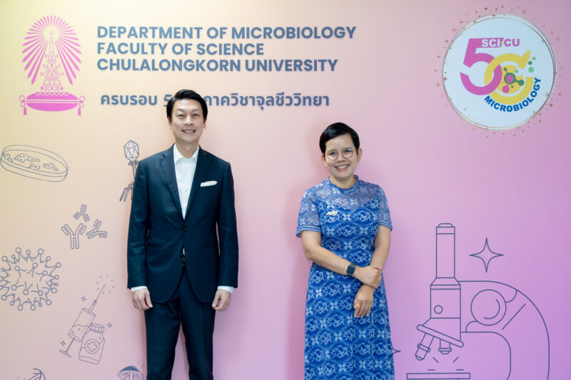 mediatorのガンタトーンCEO（左）、チュラーロンコーン大学理学部微生物学科のスチャダー准教授（右）