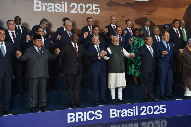 BRICS首脳会議の記念撮影で手を取り合うプラボウォ大統領（前列左から2人目）と南アフリカのラマポーザ大統領（同3人目）＝7月7日、ブラジル（Paulo Mumia/BRICS Brasil提供）