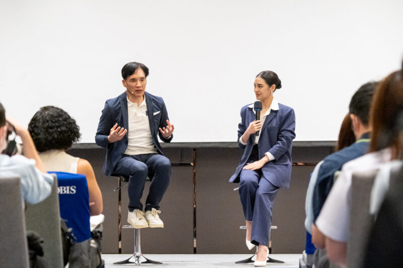 BNK48元リーダーのチャープラン氏(写真右)が登壇し、特別セッションが行われた