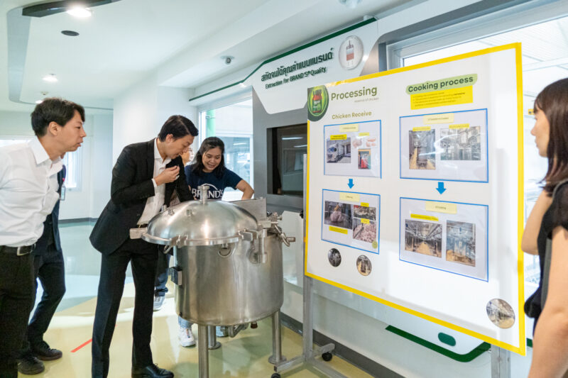 サントリー工場見学の様子