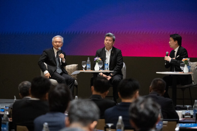 東アジア大学副学長のスチャイ・ポンパックピアン博士（写真左）、日立アジア・タイランドのソムサック・ガーンジャナカーン取締役兼CMO（写真中央）、モデレーターを務めたメディエーターのガンタトーンCEO