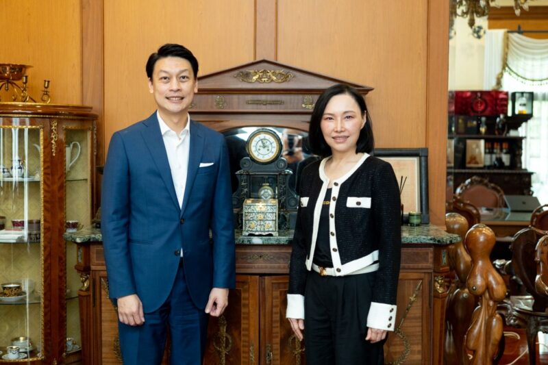 mediatorのガンタトーンCEO(右)、TEGHのシニーヌット・コーカヌターポーン社長(右)