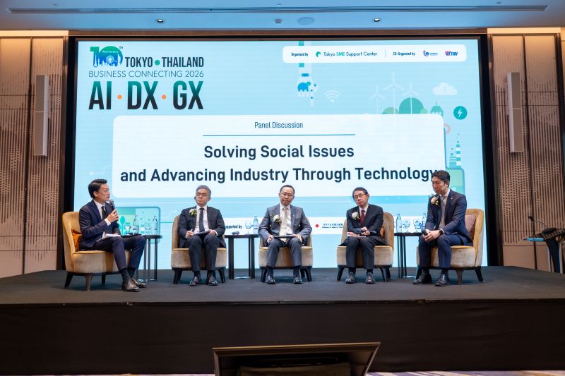 AIテックグループのクルチョーク・ポッパタナチャイCEO(中央)、ハドラスホールディングスの小林善幸氏(右)