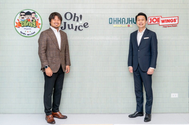 mediatorのガンタトーンCEO(右)、プルックパック・プローラックメーのチャラコーンCEO(左)