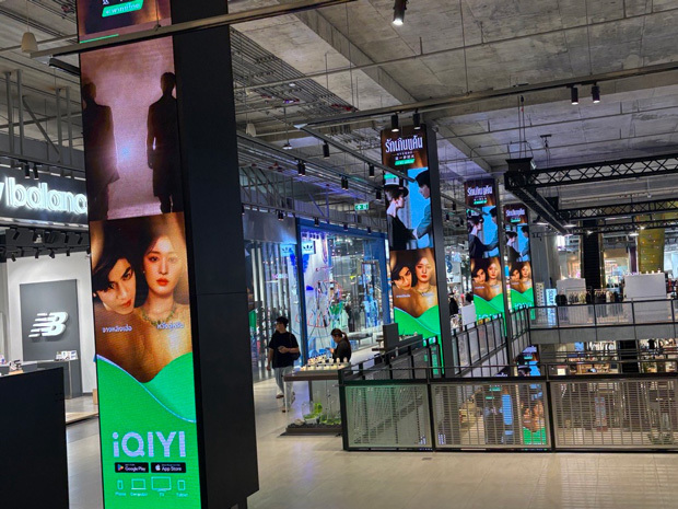 タイの首都バンコクの商業施設「エムスフィア」に登場した、中国の動画ストリーミングサービス「iQIYI」の広告=8月(NNA撮影)