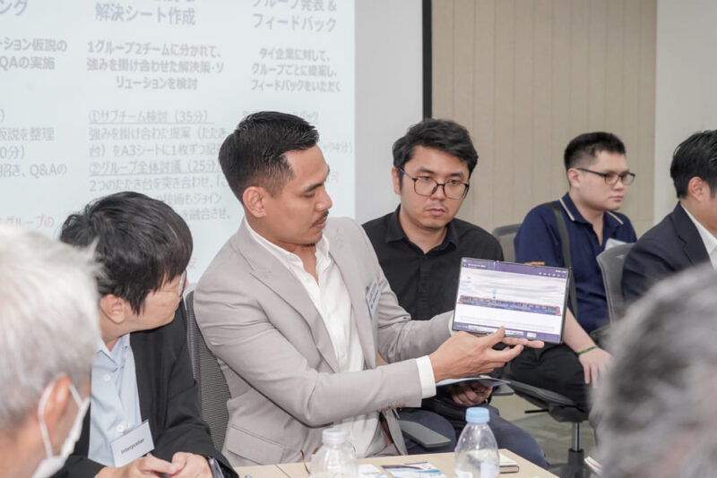 SINOGEN-PIN PETCHのメータス・ラートセッタカーン副社長(写真中央)