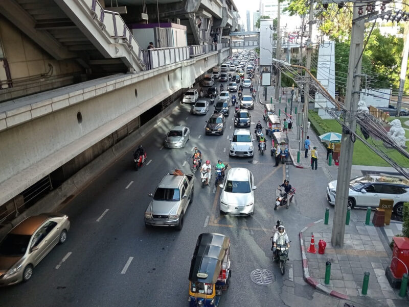 バイタクの最大のメリットは渋滞をすり抜けできること。