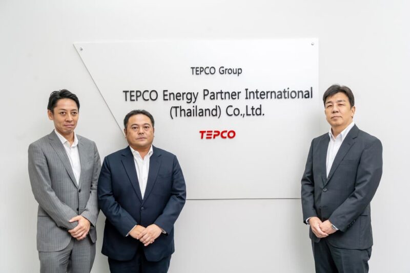 (左から)東京電力エナジーパートナー 海外事業推進グループの明石真和氏と、TEPITの和泉氏、青木社長